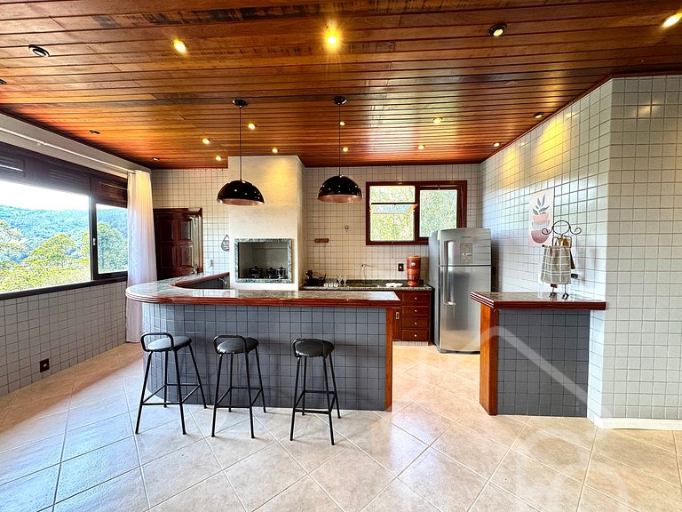 Chalé com Área Gourmet Incrível e Jacuzzi