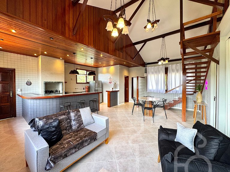 Chalé com Área Gourmet Incrível e Jacuzzi