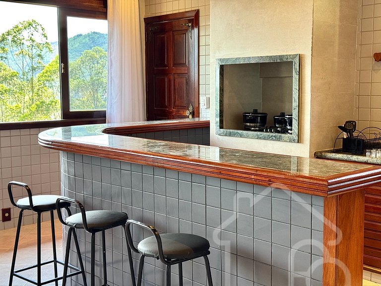 Chalé com Área Gourmet Incrível e Jacuzzi