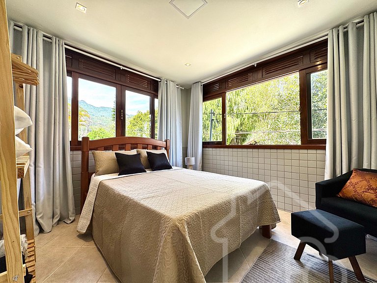Chalé com Área Gourmet Incrível e Jacuzzi