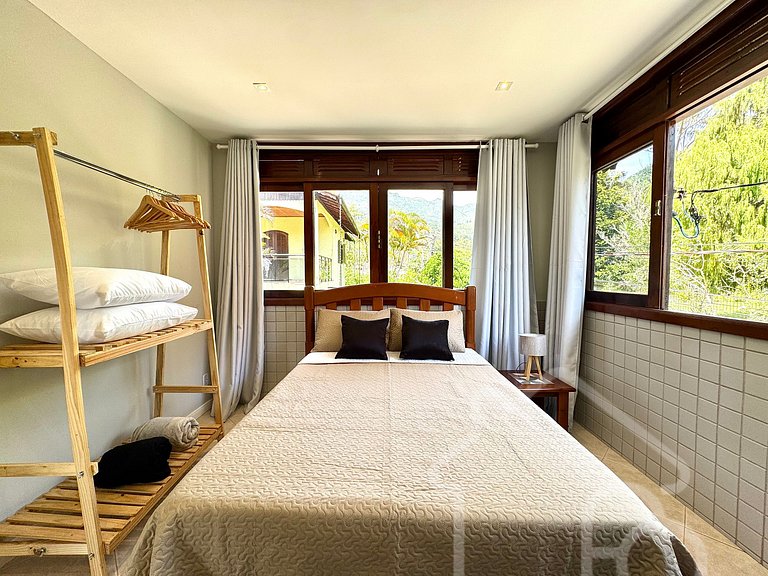 Chalé com Área Gourmet Incrível e Jacuzzi