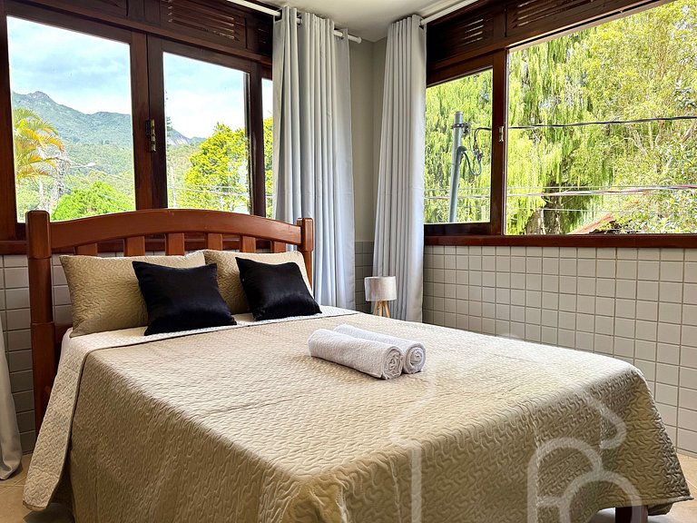 Chalé com Área Gourmet Incrível e Jacuzzi