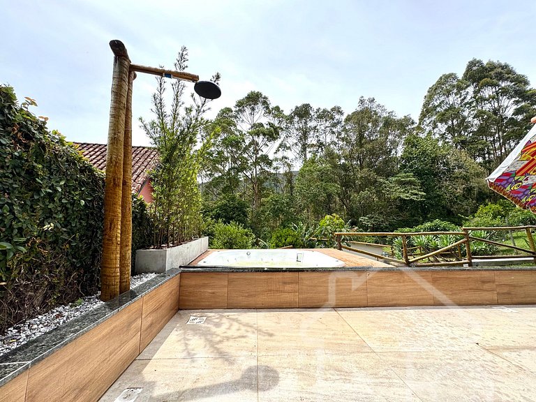 Chalé com Área Gourmet Incrível e Jacuzzi