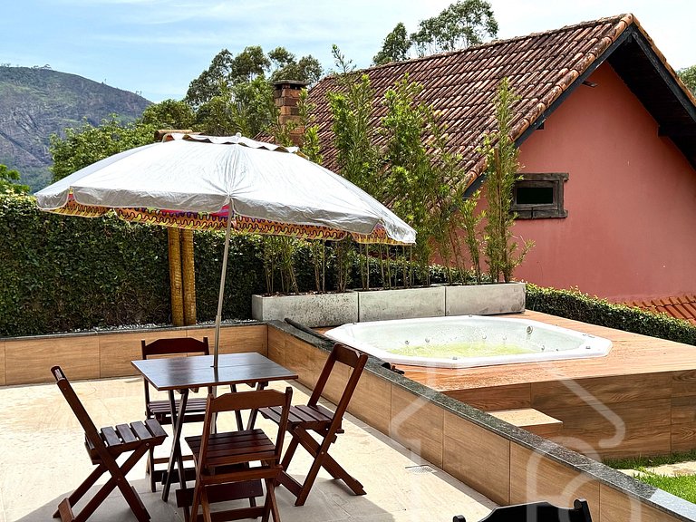 Chalé com Área Gourmet Incrível e Jacuzzi