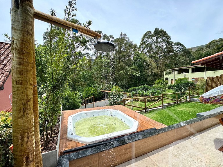 Chalé com Área Gourmet Incrível e Jacuzzi