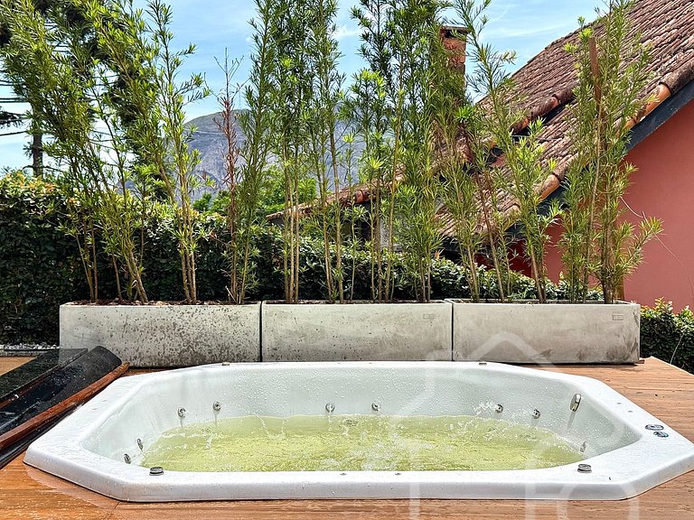 Chalé com Área Gourmet Incrível e Jacuzzi