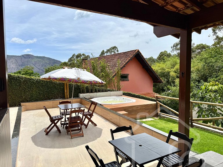 Chalé com Área Gourmet Incrível e Jacuzzi