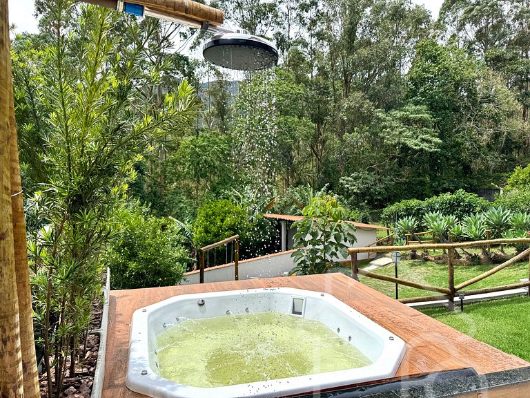 Chalé com Área Gourmet Incrível e Jacuzzi