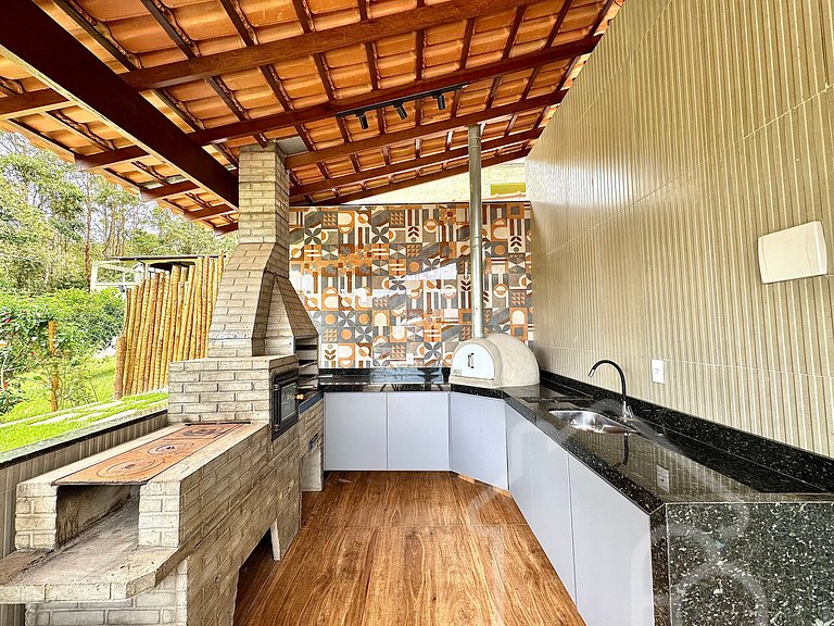 Chalé com Área Gourmet Incrível e Jacuzzi