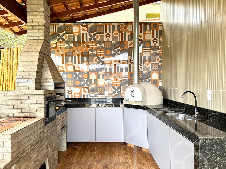 Chalé com Área Gourmet Incrível e Jacuzzi