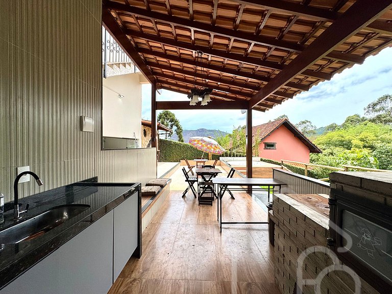 Chalé com Área Gourmet Incrível e Jacuzzi