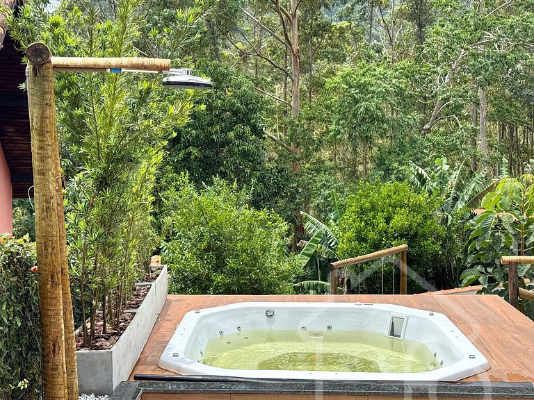 Chalé com Área Gourmet Incrível e Jacuzzi