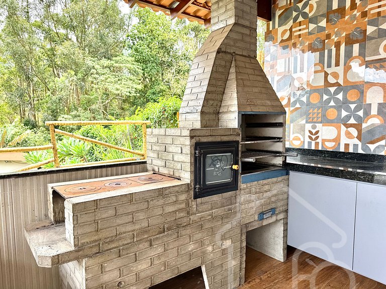 Chalé com Área Gourmet Incrível e Jacuzzi