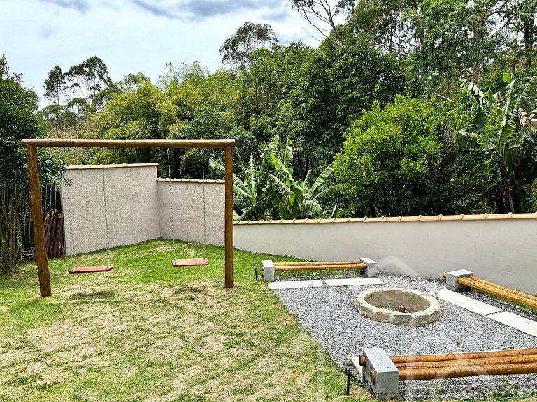 Chalé com Área Gourmet Incrível e Jacuzzi