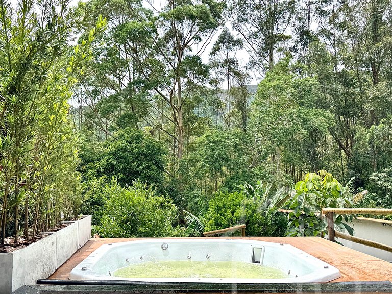Chalé com Área Gourmet Incrível e Jacuzzi
