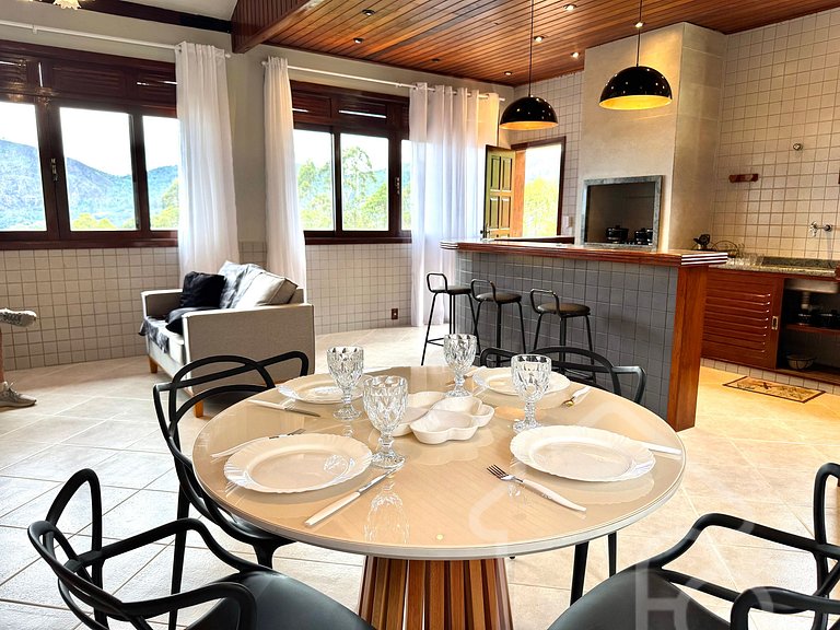 Chalé com Área Gourmet Incrível e Jacuzzi