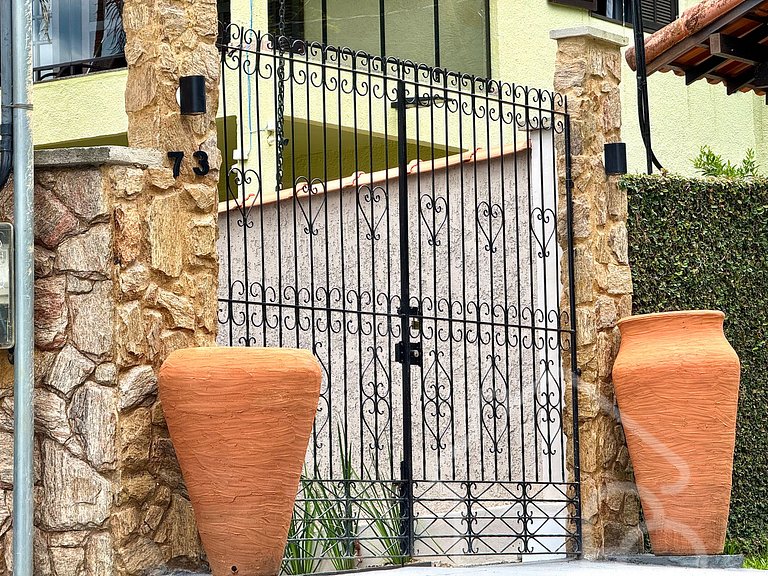 Chalé com Área Gourmet Incrível e Jacuzzi