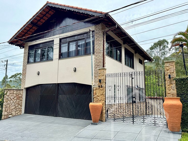 Chalé com Área Gourmet Incrível e Jacuzzi