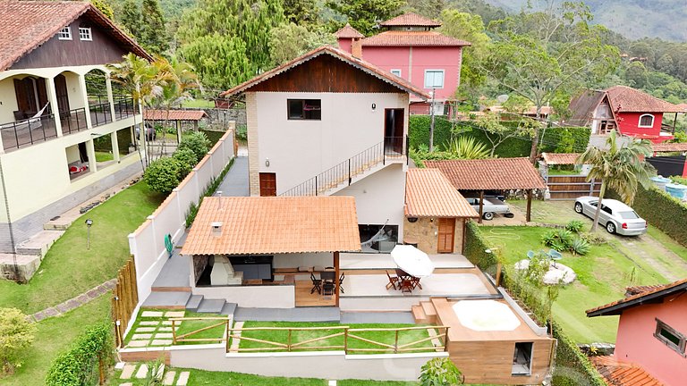 Chalé com Área Gourmet Incrível e Jacuzzi