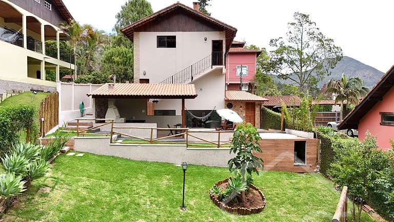 Chalé com Área Gourmet Incrível e Jacuzzi