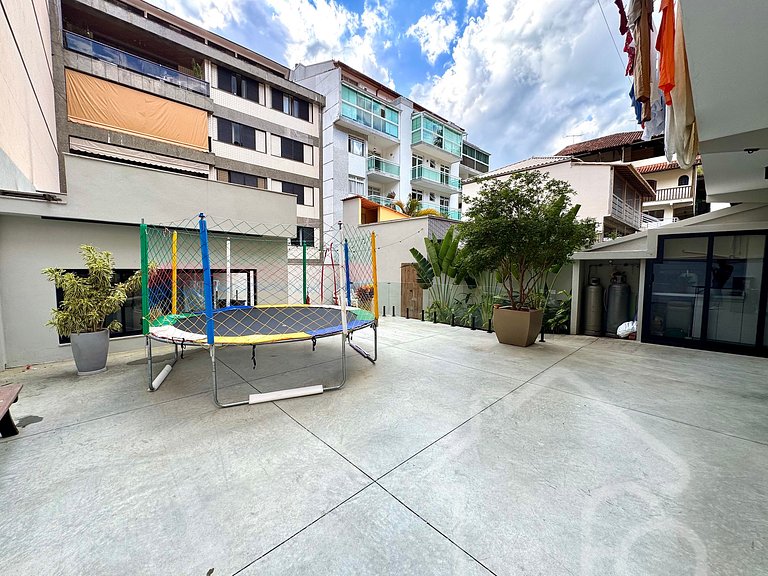 Casa familiar com área gourmet e espaço kids