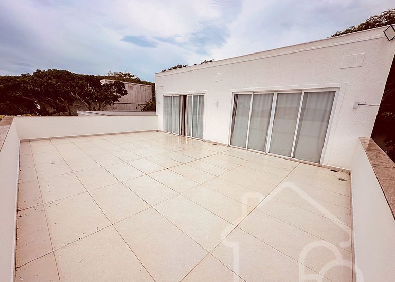 Casa na Ferradura com Piscina Privativa