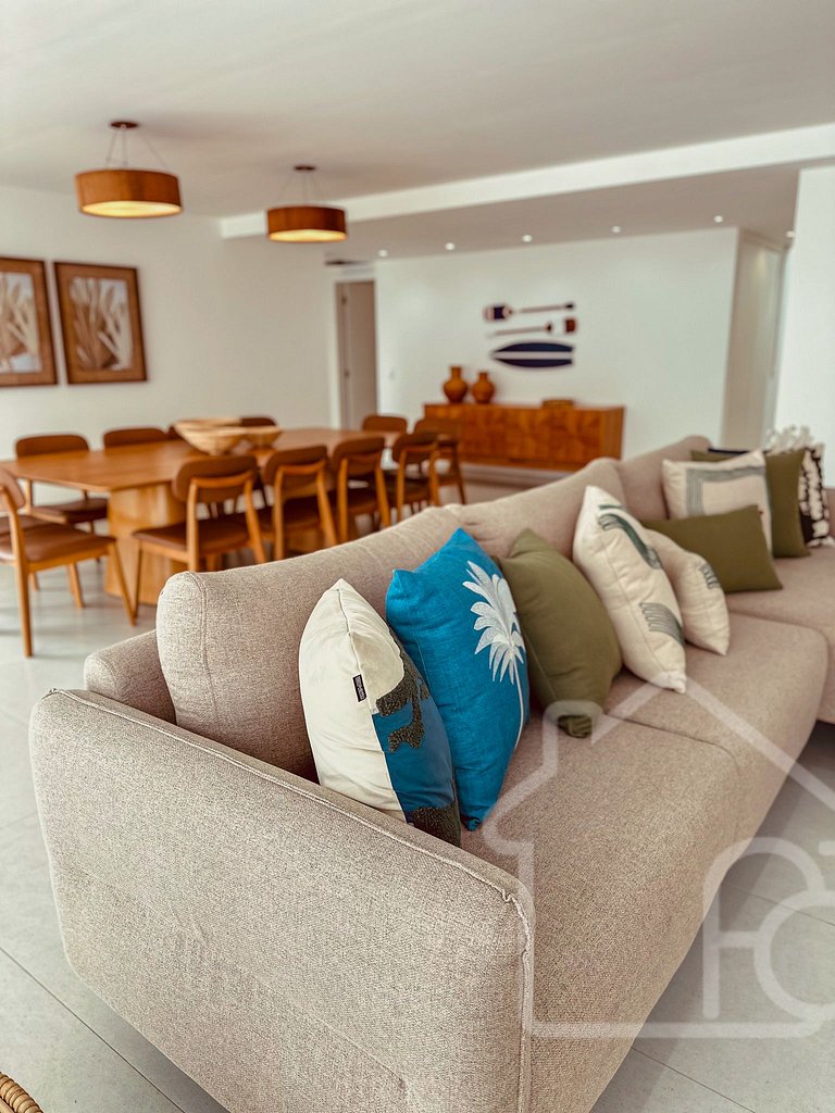 Casa na Ferradura com Piscina Privativa