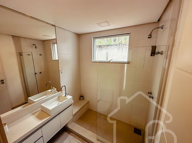 Casa na Ferradura com Piscina Privativa