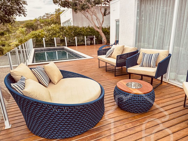 Casa na Ferradura com Piscina Privativa