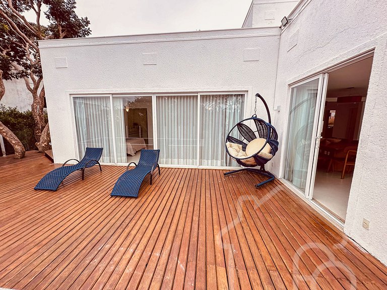 Casa na Ferradura com Piscina Privativa