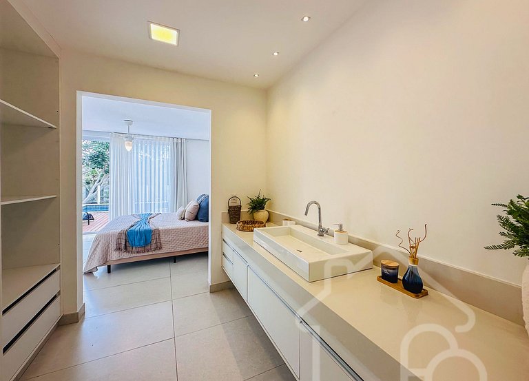 Casa na Ferradura com Piscina Privativa