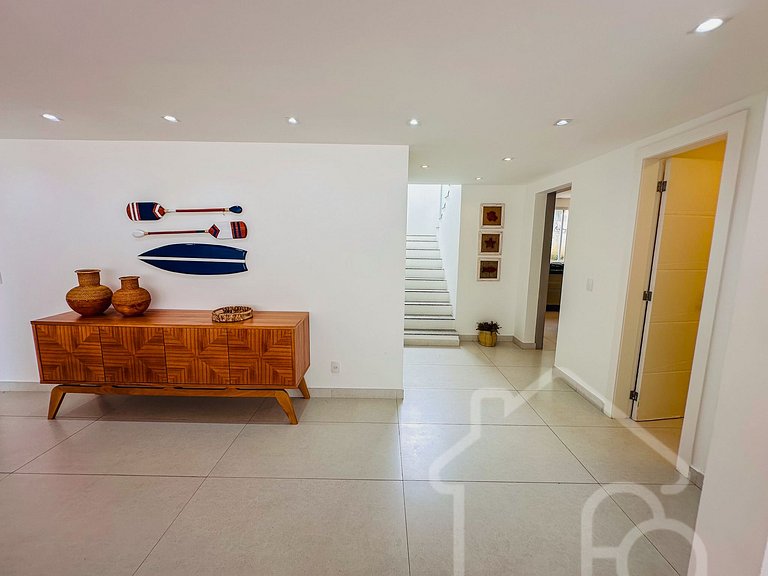 Casa na Ferradura com Piscina Privativa