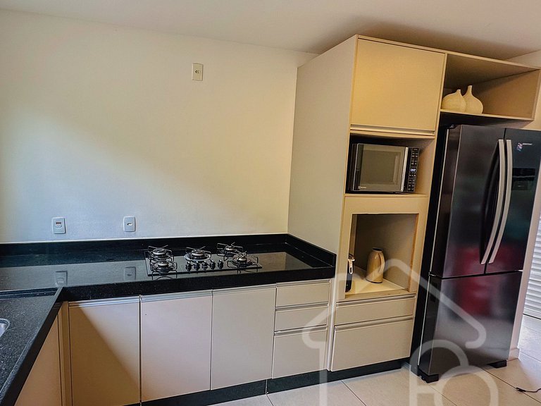 Casa na Ferradura com Piscina Privativa