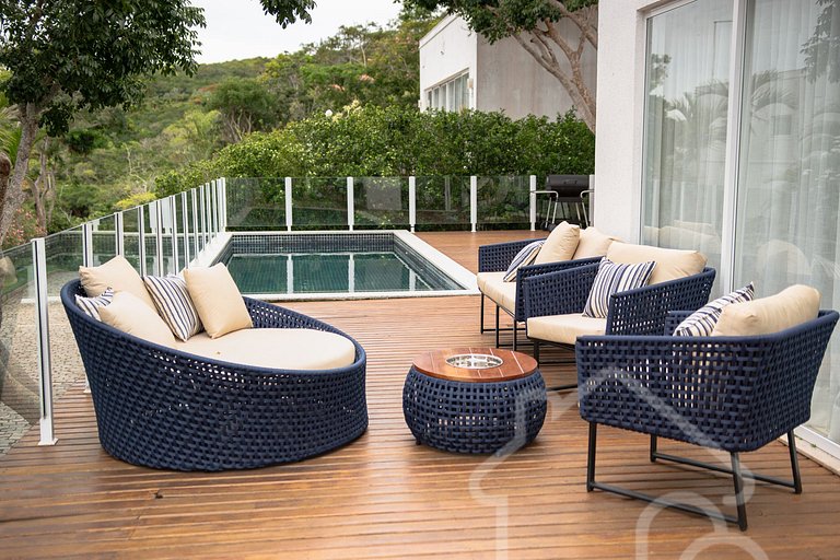 Casa na Ferradura com Piscina Privativa