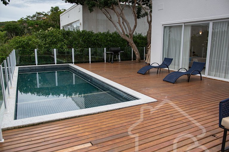 Casa na Ferradura com Piscina Privativa