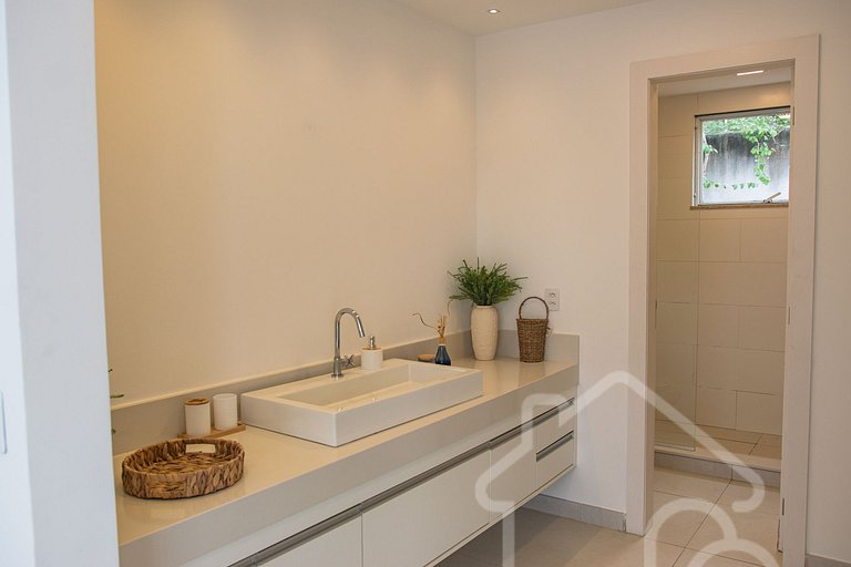 Casa na Ferradura com Piscina Privativa