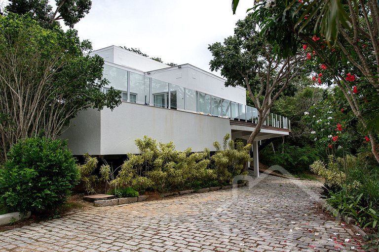 Casa na Ferradura com Piscina Privativa