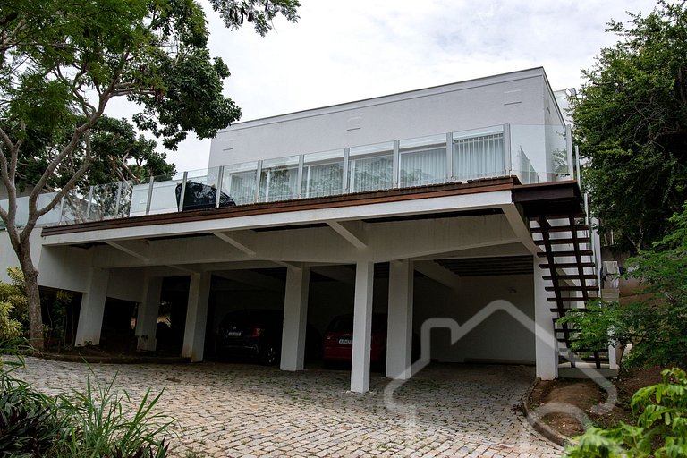 Casa na Ferradura com Piscina Privativa