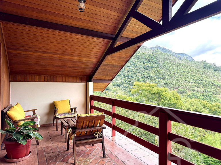 Casa Espaçosa em Mury | Até 20 Hóspedes