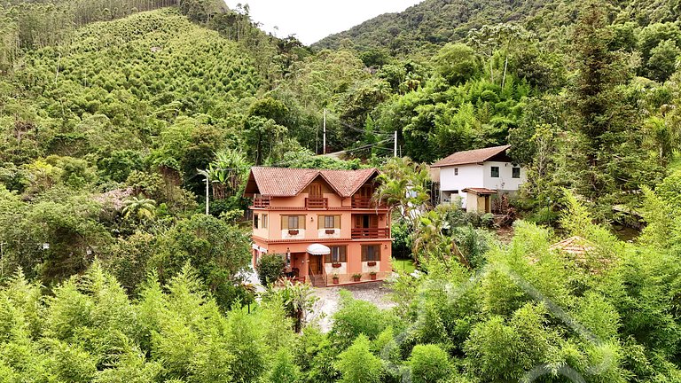 Casa Espaçosa em Mury | Até 20 Hóspedes