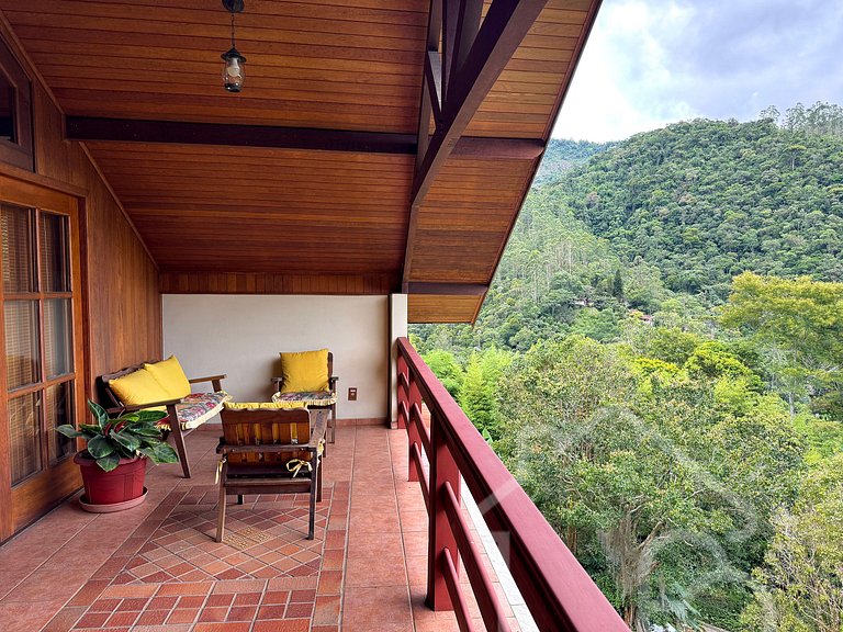 Casa Espaçosa em Mury | Até 20 Hóspedes