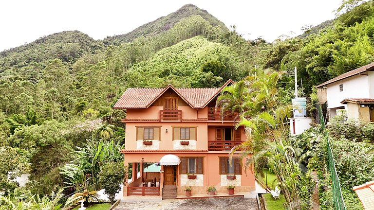 Casa Espaçosa em Mury | Até 20 Hóspedes