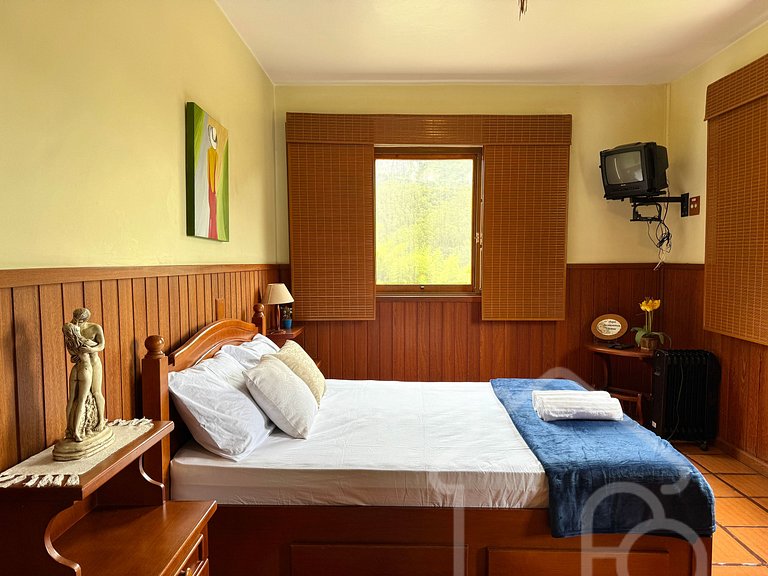 Casa Espaçosa em Mury | Até 20 Hóspedes