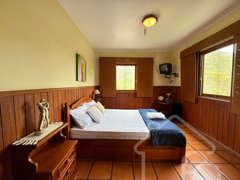 Casa Espaçosa em Mury | Até 20 Hóspedes