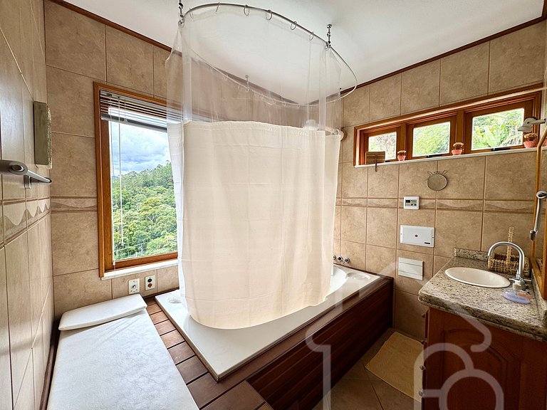 Casa Espaçosa em Mury | Até 20 Hóspedes