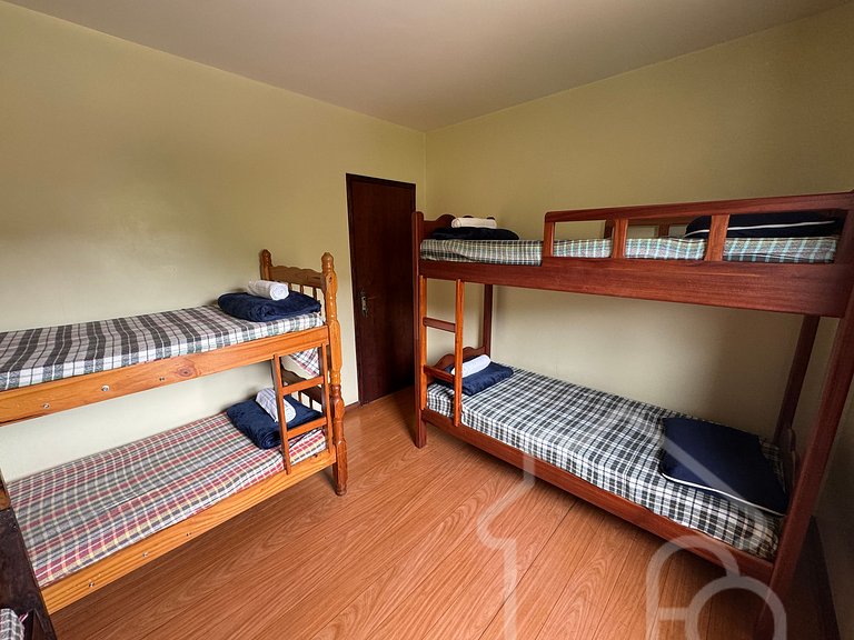 Casa Espaçosa em Mury | Até 20 Hóspedes