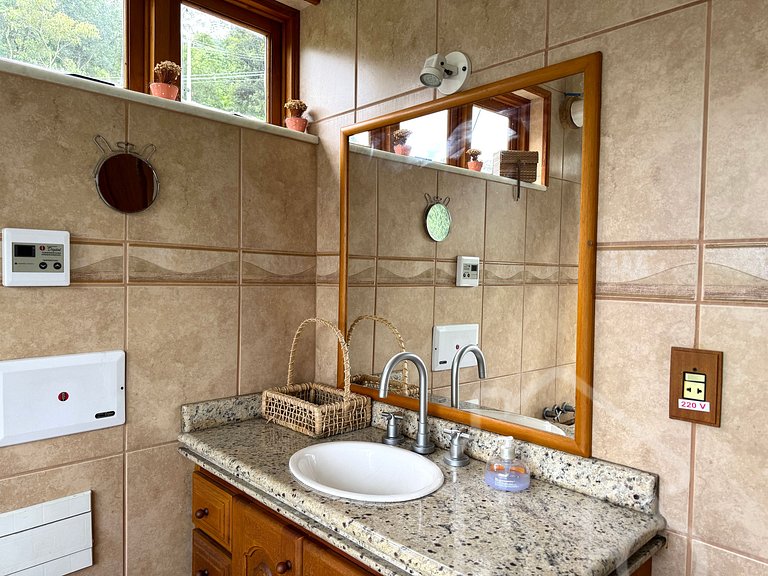 Casa Espaçosa em Mury | Até 20 Hóspedes