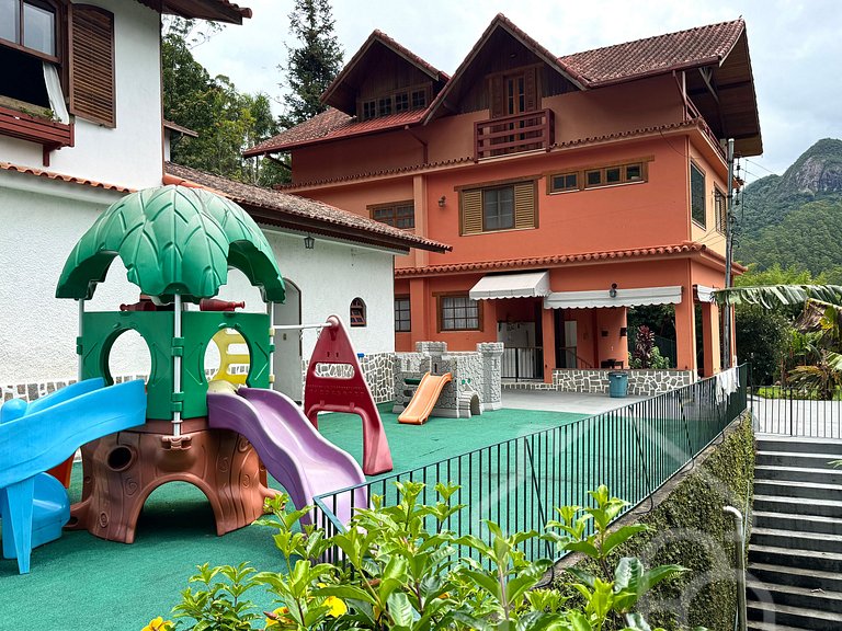 Casa Espaçosa em Mury | Até 20 Hóspedes