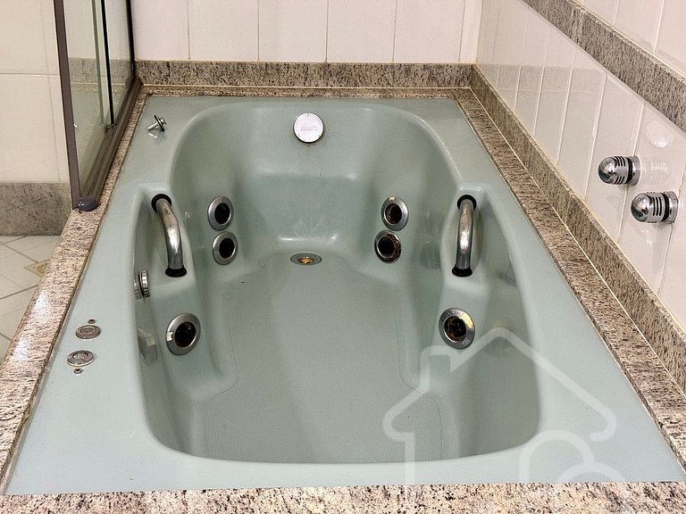 Suíte com hidromassagem no Hotel Dominguez Master