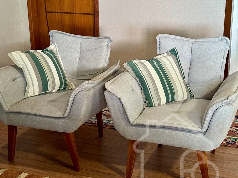 Casa com piscina natural e churrasqueira